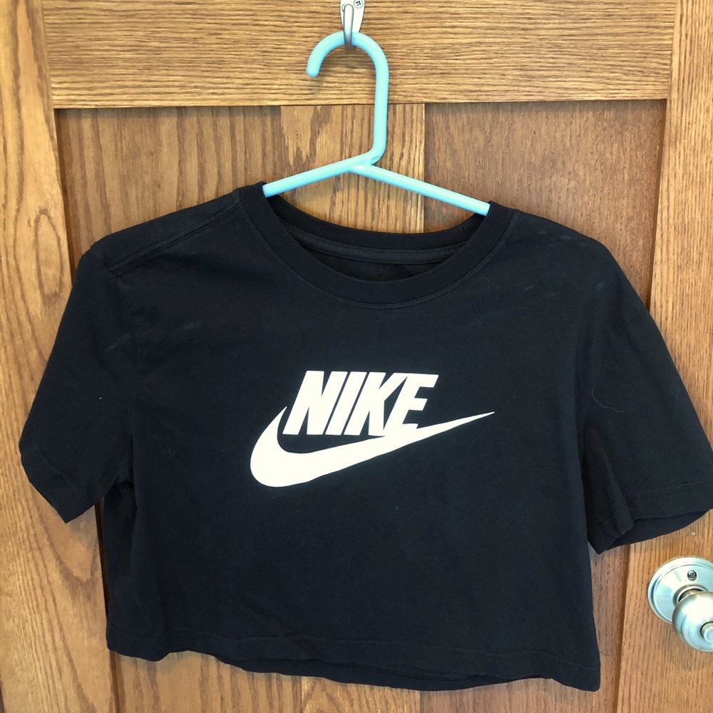Cropped Nike Tee